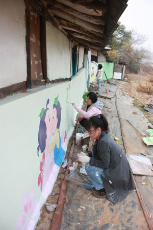 '미술작품으로 승화된 마을주민들의 일상'