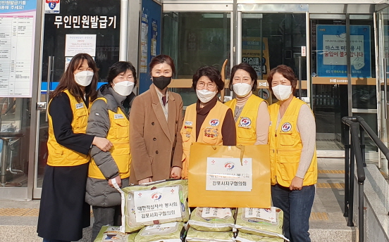 대한적십자사 봉사회, 김포본동에 백미와 여성 생활복 전달
